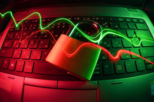 Computer con un lucchetto appoggiato sopra per la cybersecurity.