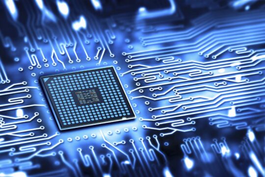 Immagine zoomata di un microchip per hosting.