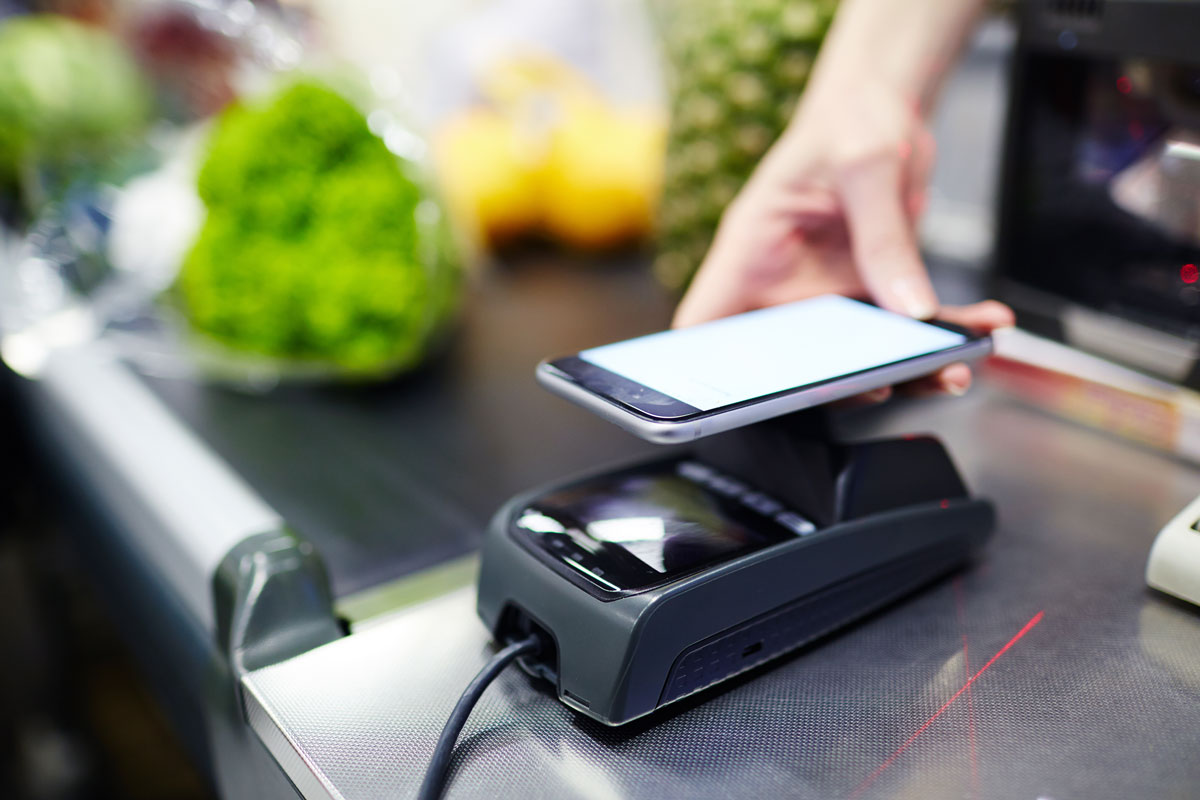 Transazione contactless con il telefono avvicinato al POS.