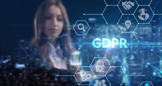 Scritta GDPR tecnologica con donna sullo sfondo