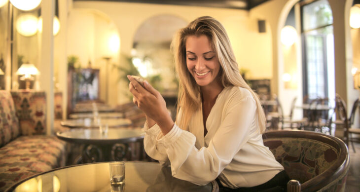 donna in hotel con concierge digitale