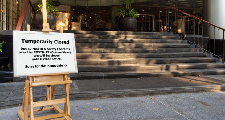 Hotel chiuso durante il coronavirus con cartello