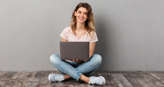 Ragazza che sorride con un pc in smartworking