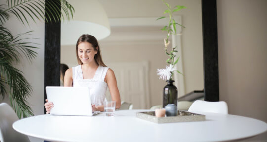 Hotel Manager che sorride con computer