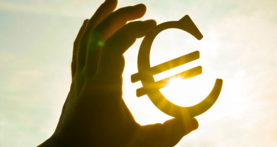 Mano con simbolo dell'euro