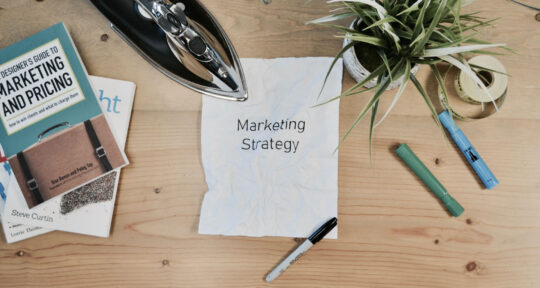 Foglio con scritta marketing strategy