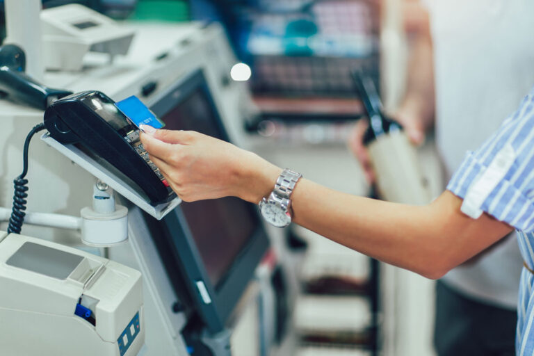 Utente paga in cassa self checkout