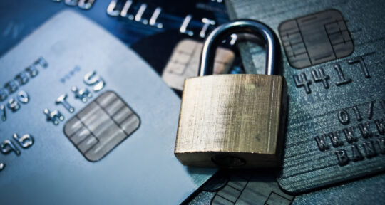 PCI DSS: Lucchetto appoggiato sopra a delle carte di credito