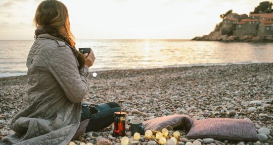 Turista al mare in bassa stagione