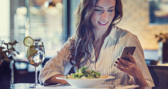 Donna consulta il menu digitale nel ristorante in hotel