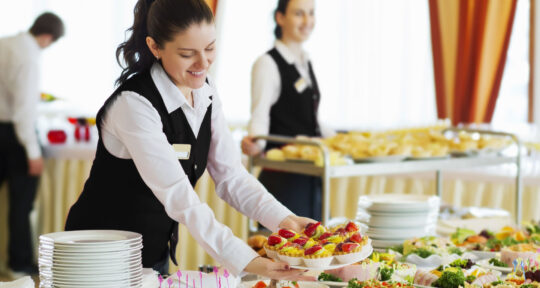 Addetta al reparto Food & Beverage in hotel