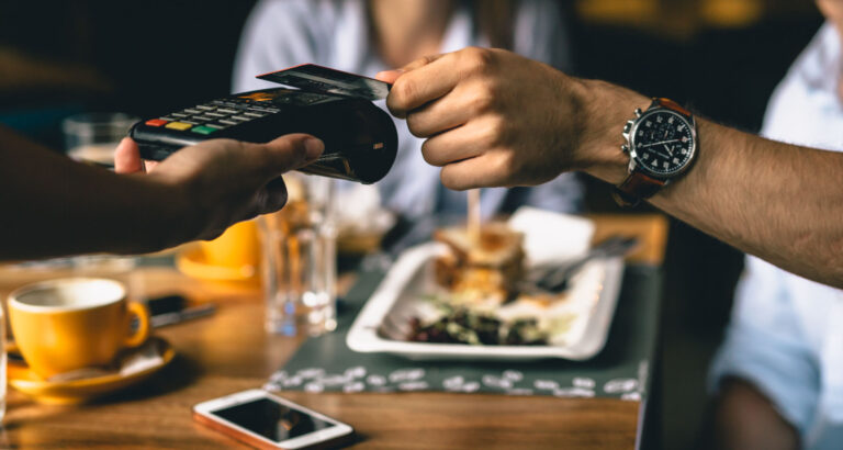 Clienti utilizzano pagamenti elettronici per la ristorazione