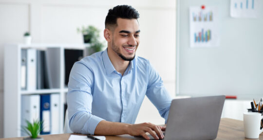 Ragazzo utilizza il cloud