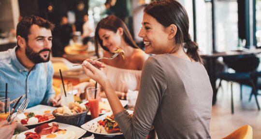 Clienti utilizzano i buoni pasto nel ristorante