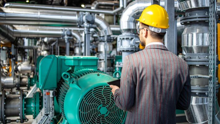 Addetto controlla macchinari e impianti con un software CMMS