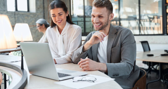 Stornare un pagamento blog cover persone che sorridono alla scrivania al pc