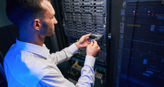 Cover blog disaster uomo che estrae un componente di un server all'interno di un armadio rack