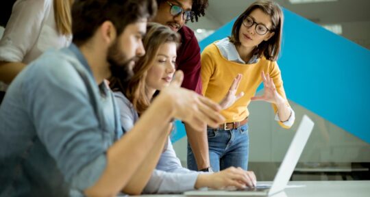 Dipendenti di hotel in ufficio, discutendo del Net Promoter Score