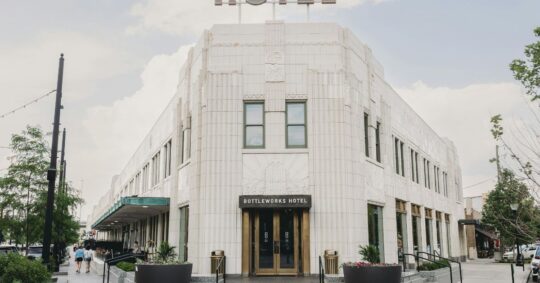 Hospitality fintech: PMS, pagos y monedas digitales en 2026