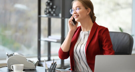 Addetta all'Hotel Banqueting alla scrivania, al telefono, gestisce un evento