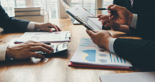 Manager ad un tavolo calcolano l'ADR in hotel