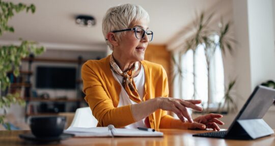 Microsoft Agents 365 utilizzato da una manager d'azienda