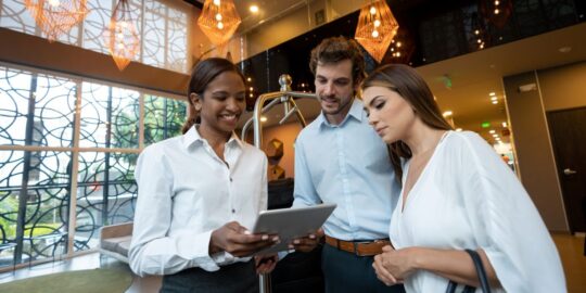 experiencia phygital hoteles PMS protel cloud