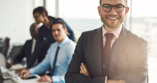 City tax hotel manager in back office sorride con i colleghi