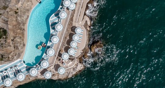 Cover-Referenza-Miramalfi: beach club arroccato sulla scogliera