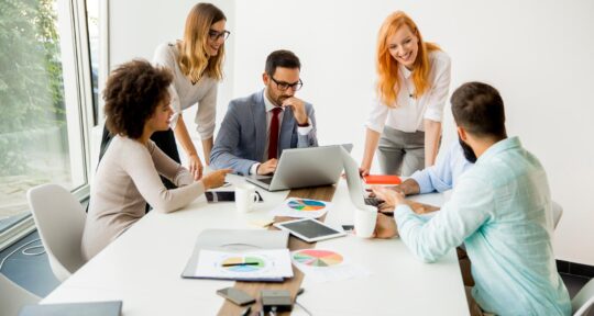 Colleghi attorno ad un tavolo discutono di displacement analysis in hotel