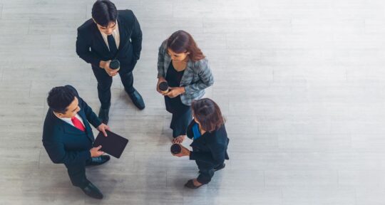 Colleghi a lavoro in hotel , gestione prenotazioni